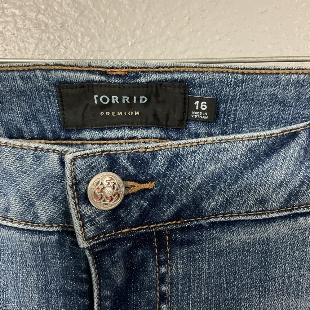 Torrid Premium Boyfriend Jeans with Floral Embroidery and distressed Size 16 - Picture 5 of 12